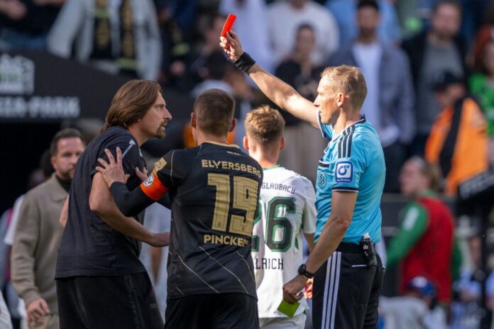 Borussia Mönchengladbach - SV Elversberg Martin Petersen zeigt Trainer Vincent Wagner die Gelb-Rote Karte.