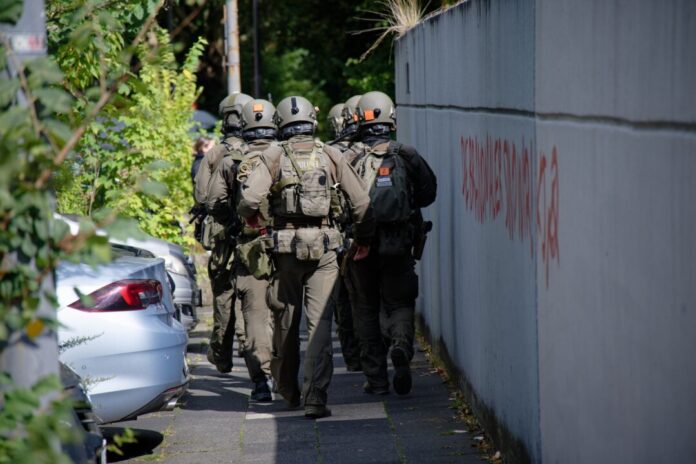 Schüler als islamistischer Messerangreifer verurteilt Die Taten sorgten für einen großen Polizeieinsatz. (Archivbild)