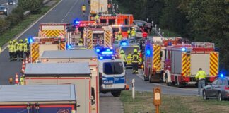 Vater stirbt bei Unfall auf A3 – Lkw-Fahrer flüchtet Ein Mann kam zu Tode, eine Mutter und ihr dreijähriges Kind wurden schwer verletzt.