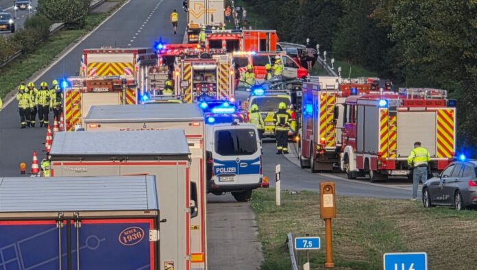Schwerer Unfall auf der A3 bei Emmerich Ein Mann kam zu Tode, eine Mutter und ihr dreijähriges Kind wurden schwer verletzt.
