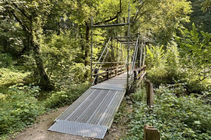30320260930_Brückenarbeiten_Düsseltal Die marode Brücke wird momentan durch ein Stahlgerüst gesichert und in den kommenden Wochen gegen eine neue ausgetauscht. Foto: Kreis Mettmann