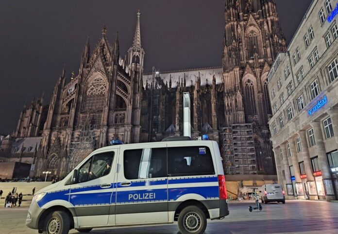 Polizei vor Dom Die Kölner Polizei fahndet nach Verdächtigen. (Symbolbild)