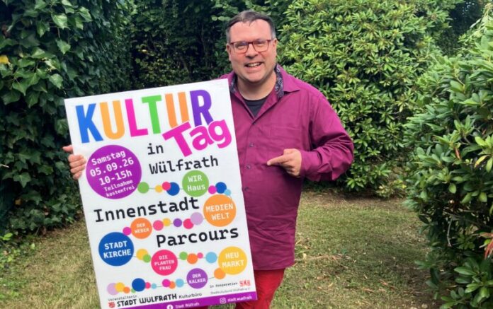 Lars Mader mit dem Plakat zum Kulturtag - Foto der Stadt Wülfrath