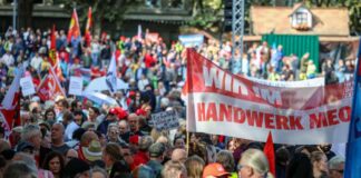 Tausende demonstrieren in Essen gegen Sozialabbau Allein in Essen zählte der DGB 18.000 Teilnehmer und sprach von einem «deutlichen Zeichen».