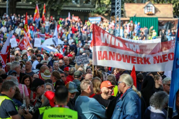 DGB-Aktionstag für den Sozialstaat - Essen Allein in Essen zählte der DGB 18.000 Teilnehmer und sprach von einem «deutlichen Zeichen».