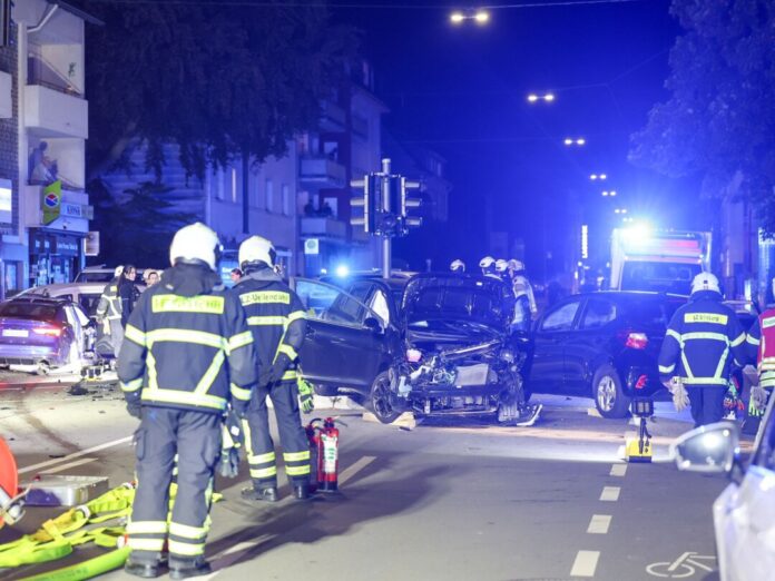 Unfall in Wuppertal – eine Schwerverletzte Die Polizei wurde in Wuppertal zu einem schweren Unfall gerufen.