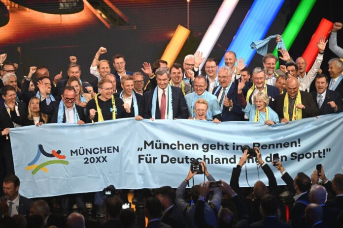 DOSB wählt deutschen Olympia-Bewerber Die Wahlsieger um Bayerns Ministerpräsident Markus Söder (M) wollen die Münchner Olympia-Pläne jetzt schnell umsetzen.