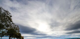 Wolken bei sommerlichen Temperaturen Trotz sommerlicher Temperaturen zeigen sich in NRW auch viele Wolken am Himmel. (Symbolbild/ Archiv)