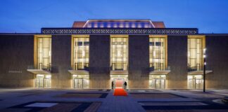 Kölner Bühnen nach 14 Jahren Sanierung wiedereröffnet Die Kölner Oper und das Schauspielhaus sind am Donnerstagabend nach 14 Jahren Sanierung wiedereröffnet worden.