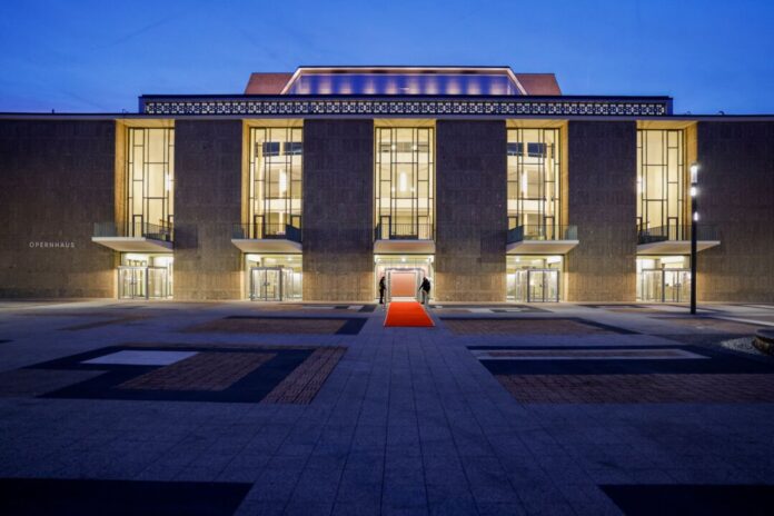 Festakt zur Wiedereröffnung von Kölner Oper und Schauspielhaus Die Kölner Oper und das Schauspielhaus sind am Donnerstagabend nach 14 Jahren Sanierung wiedereröffnet worden.