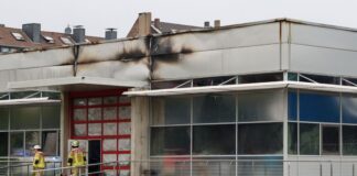 Ein Schwerverletzter bei Brand auf Düsseldorfer Automeile Am frühen Abend hatte die Feuerwehr den Brand unter Kontrolle.