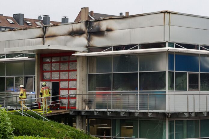Ein Schwerverletzter bei Brand auf Düsseldorfer Automeile Am frühen Abend hatte die Feuerwehr den Brand unter Kontrolle.