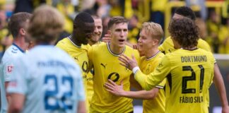 Echte Konkurrenz für die Bayern? Das macht den BVB stark Nico Schlotterbeck jubelt wieder auf dem Platz mit seinen Teamkollegen.