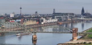 Niedrigwasser schränkt Schifffahrt auf dem Rhein stark ein Das Niedrigwasser des Rheins hat in Köln einen neuen historischen Tiefststand erreicht.