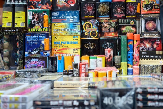 Sechs Festnahmen nach Feuerwerksschmuggel in die Niederlande Bei einem Aktionstag gegen Feuerwerkschmuggel entdeckten Fahnder 22 Tonnen verbotene Feuerwerkskörper. (Symbolbild)