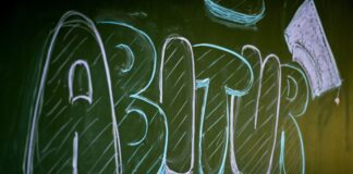 G8/G9-Übergangs-Abiturjahrgang mit Noten-Delle Mit wenigen Leuten in ungewohnter Umgebung das Abitur ablegen zu müssen, fällt nicht allen leicht. (Symbolbild)