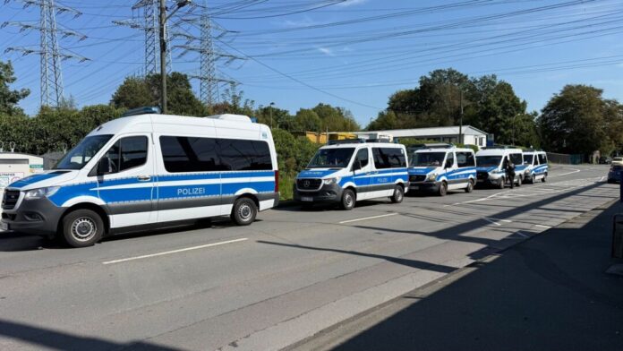 Polizeieinsatz an Umspannwerk Bei dem Einsatz zwischen Remscheid und Wuppertal sind zahlreiche Polizeikräfte vor Ort.