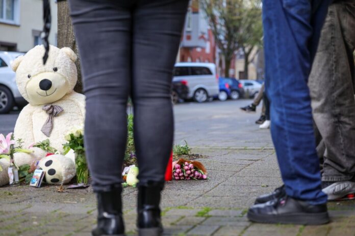 Nach der Messerattacke auf eine Frau und zwei Kinder Die Frau hat sich inzwischen von dem Angeklagten scheiden lassen.