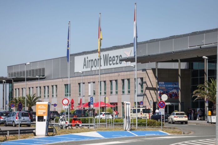 Flughafen Weeze Ein gesuchter Straftäter wurde mit Drogen und Falschgeld am Flughafen Weeze festgenommen. (Archivbild)