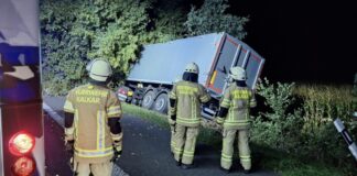 Kalkar: Rüben-Laster landet im Straßengraben Der Rübentransporter kam auf der B67 von der Fahrbahn ab. Foto: FFW Kalkar