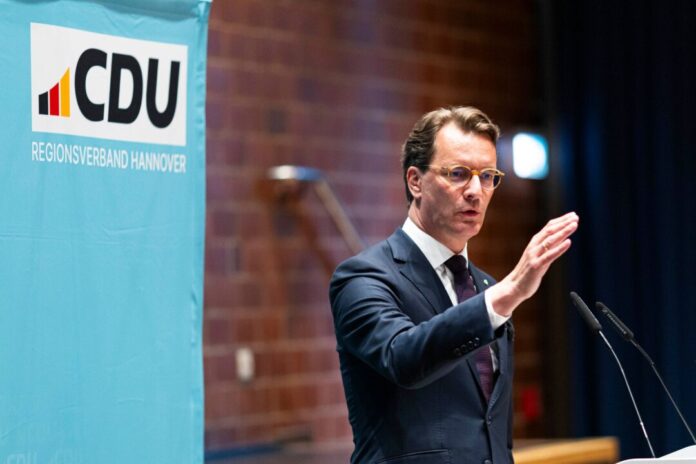 NRW-Ministerpräsident Hendrik Wüst NRW-Ministerpräsident Hendrik Wüst hat vor einer Fokussierung auf Personaldebatten gewarnt. (Archivbild)