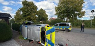 Polizeiwagen fährt auf dem Weg zum Einsatz gegen Baum Der Streifenwagen wurde komplett zerstört und musste abgeschleppt werden.