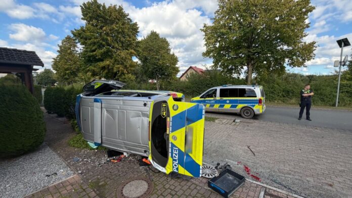 Streifenwagen landet bei Unfall auf der Seite Der Streifenwagen wurde komplett zerstört und musste abgeschleppt werden.
