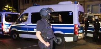 Pyrotechnik-Attacke auf Polizisten bei Demo in Aachen Einsatzkräfte der Polizei sind bei einer nicht angemeldeten Demonstration nach eigenen Angaben mit Pyrotechnik beschossen worden.
