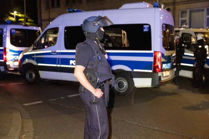 Polizei mit Pyrotechnik angegriffen Einsatzkräfte der Polizei sind bei einer nicht angemeldeten Demonstration nach eigenen Angaben mit Pyrotechnik beschossen worden.