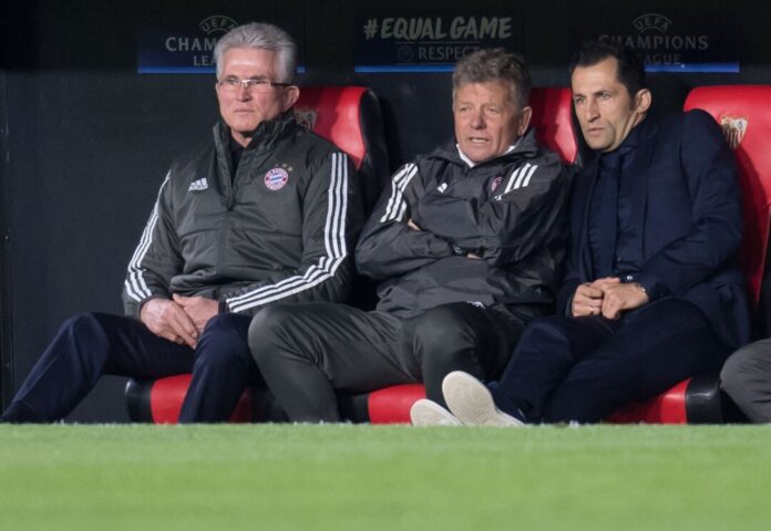 Peter Hermann (M) Jupp Heynckes (l) trauert um seinen damaligen Co-Trainer Peter Hermann (M). (Archivbild)