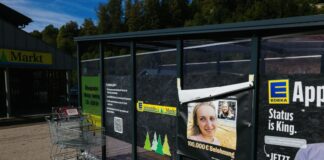 Suche nach Scarlett: Polizei prüft gefundenen Reißverschluss Vor dem Supermarkt in Todtmoos, wo Scarlett zum letzten Mal gesehen wurde, hängt ein Suchplakat.