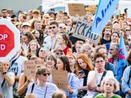 Tausende bei Demo gegen Rechtsextremismus in Köln Rund 9.000 Menschen kamen zu der Demo nach der Sachsen-Anhalt-Wahl.