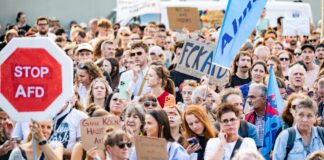 Tausende bei Demo gegen Rechtsextremismus in Köln Rund 9.000 Menschen kamen zu der Demo nach der Sachsen-Anhalt-Wahl.