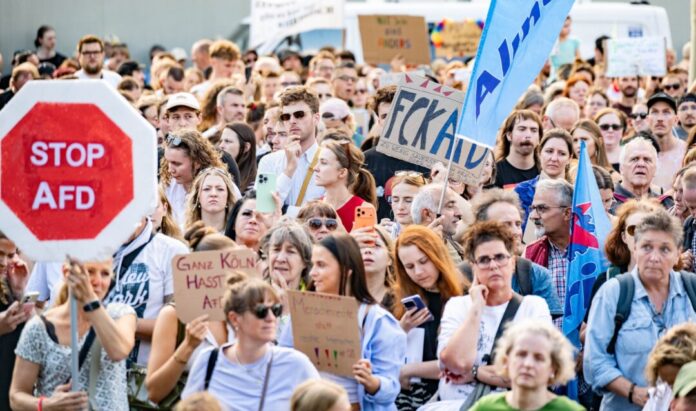 Nach der Wahl in Sachsen-Anhalt - Proteste in Köln Rund 9.000 Menschen kamen zu der Demo nach der Sachsen-Anhalt-Wahl.