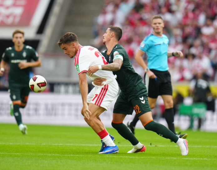 1. FC Köln - Werder Bremen Kölns Thijs Dallinga (l) und Bremens Marco Friedl kämpfen ums den Ball.