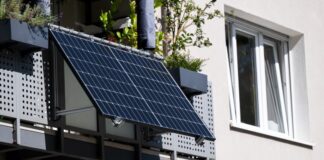 Streit um Balkonkraftwerke: Umwelthilfe klagt gegen Vonovia Um diese Stecker-Solaranlagen für den Balkon drehen sich immer wieder Streitereien zwischen Mietern und Vermietern. (Symbolbild)