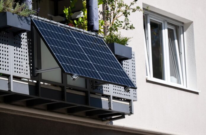Streit um Balkonkraftwerke Um diese Stecker-Solaranlagen für den Balkon drehen sich immer wieder Streitereien zwischen Mietern und Vermietern. (Symbolbild)