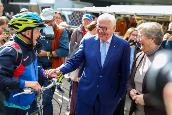 Bundespräsident führt Amtsgeschäfte von Hattingen Viele Bürger begrüßten den hohen Besuch freundlich in ihrer Stadt.