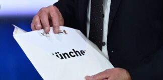 Panne bei Olympia-Verkündung: Weikert verrät Sieger zu früh Panne bei der Verkündung: Thomas Weikert zieht den Zettel verkehrherum raus.