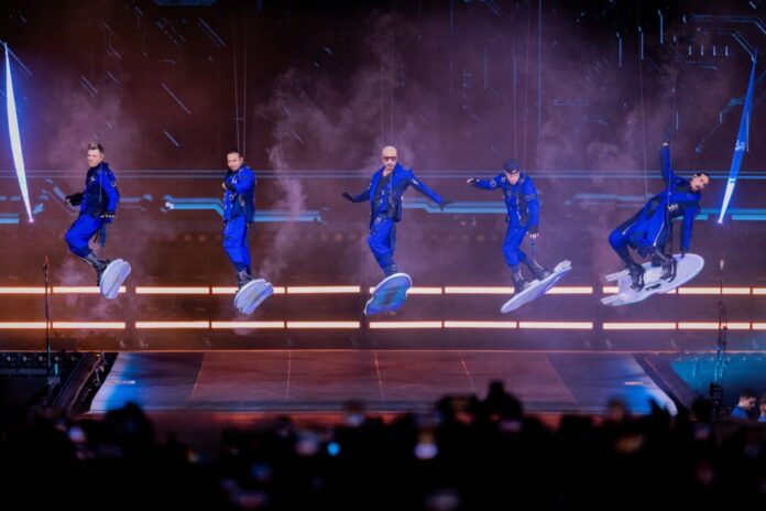 Backstreet Boys starten Konzertserie Die Show der Backstreet Boys begann schwebend unter dem Stadiondach.