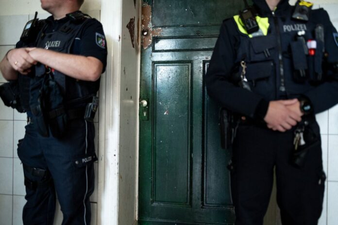 Kontrollaktion gegen Mietwucher und Betrug mit Schrotthäusern Einsatzkräfte haben rund 140 Schrottimmobilien durchsucht.