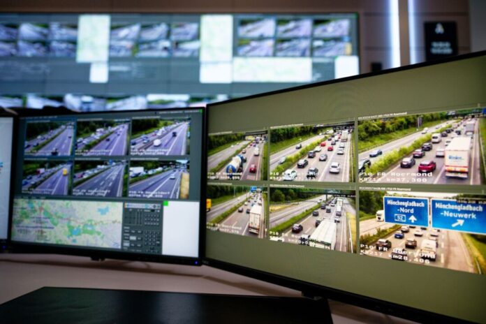 Verkehrszentrale Leverkusen der Autobahn GmbH Zwei Bildschirme zeigen in der Verkehrszentrale Leverkusen der Autobahn GmbH des Bundes Landkarten und Bilder von Autobahnkameras. (Symbolbild)