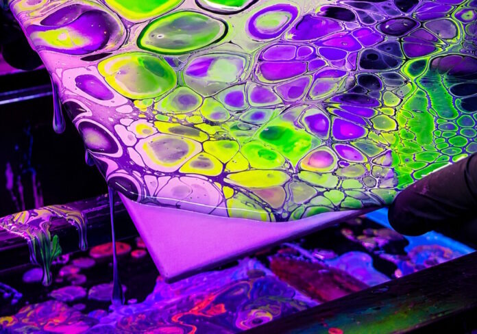 After Dark Mit speziellen Farben entstehen leuchtende Kunstwerke. Foto: Veranstalter