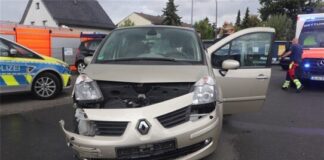 Langenfeld: Chaosfahrt auf Supermarkt-Parkplatz Der beschädigte Renault. Foto: Polizei