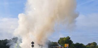 Feuerwehreinsatz: Lastwagen in Mettmann in Flammen Die Feuerwehr konnte den Brand letztlich zügig löschen. Foto: FW Mettmann