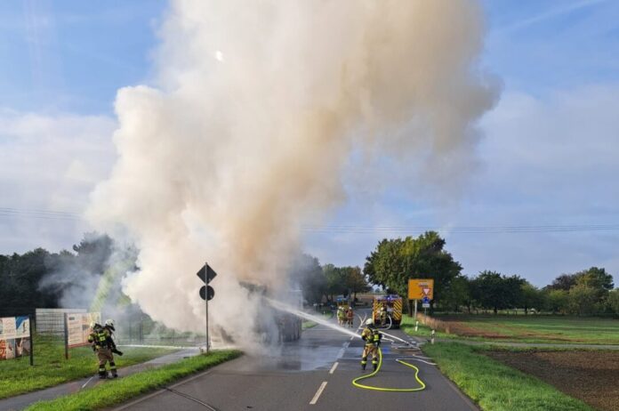 Die Feuerwehr konnte den Brand letztlich zügig löschen. Foto: FW Mettmann Die Feuerwehr konnte den Brand letztlich zügig löschen. Foto: FW Mettmann
