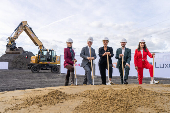 Spatenstich für den Batteriepark Waltrop mit NRW-Wirtschaftsministerin Mona Neubaur (Mitte). Foto: Trianel Spatenstich für den Batteriepark Waltrop mit NRW-Wirtschaftsministerin Mona Neubaur (Mitte). Foto: Trianel
