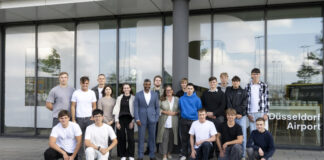 Startschuss für die Nachwuchstalente am Flughafen Düsseldorf Pradeep Pinakatt, Geschäftsführer und Arbeitsdirektor des Düsseldorfer Airports, begrüßte gestern gemeinsam mit der Betriebsratsvorsitzenden Nicole Harnischmacher 17 neue Azubis und duale Studenten am Düsseldorfer Airport. Foto: Flughafen Düsseldorf / Giulio Coscia