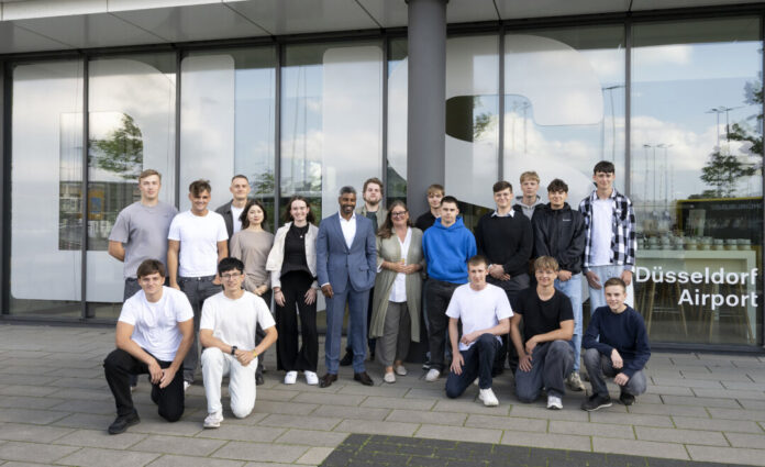 DUS-Azubis 2026 Pradeep Pinakatt, Geschäftsführer und Arbeitsdirektor des Düsseldorfer Airports, begrüßte gestern gemeinsam mit der Betriebsratsvorsitzenden Nicole Harnischmacher 17 neue Azubis und duale Studenten am Düsseldorfer Airport. Foto: Flughafen Düsseldorf / Giulio Coscia