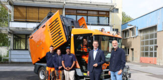 Neue E-Kehrmaschine sorgt für saubere Straßen in Erkrath Bürgermeister Christoph Schultz (vorne li.) und Sven Wernke, Fachbereichsleiter Tiefbau · Straße · Grün (vorne re.) freuen sich gemeinsam mit Mitarbeitern des städtischen Bauhofs über die neue E-Kehrmaschine. Foto: Stadt Erkrath